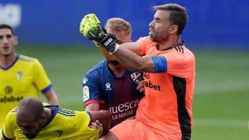 HUESCA, SPAIN - SEPTEMBER 20: Alberto Cifuentes of Cadiz CF during the La Liga Santander  match between SD Huesca v Cadiz FC at the El Alcoraz Stadium on September 20, 2020 in Huesca Spain (Photo by David S. Bustamante/Soccrates/Getty Images)