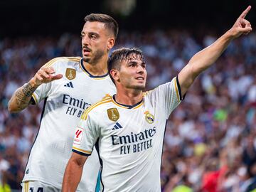 Brahim celebra un gol con Joselu durante esta temporada.