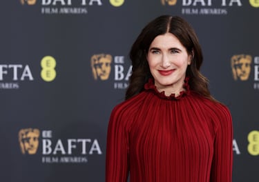 Kathryn Hahn posa en la alfombra roja previa a la gala de Premios de BAFTA.