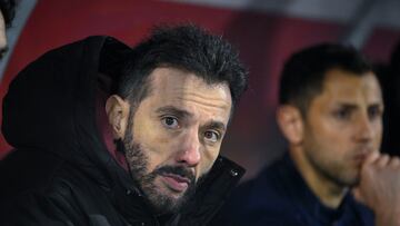 El técnico del Valencia, Carlos Corberán, durante el encuentro correspondiente a los octavos de final de la Copa del Rey que disputan hoy martes Ourense CF y Valencia en el estadio O Couto, en Ourense.