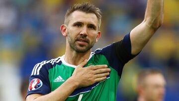 Gareth McAuley celebra su gol.