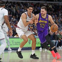 La novedad no distrae a los Lakers