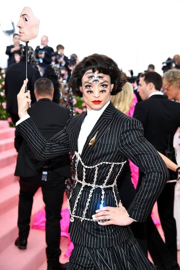 Durante la Gala del Met, el actor sorprendió con un maquillaje completamente hipnotizante y un look fuera de lo común. 