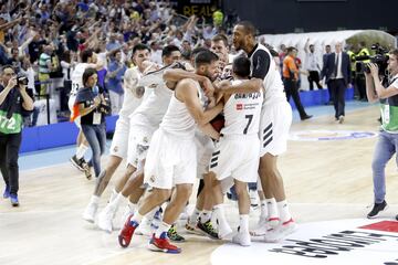 Jaycee Carroll celebra el triunfo junto a sus compañeros.