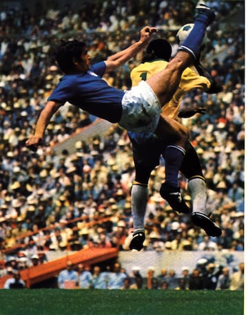 Un defensa de la selección de Italia muestra el expeditivo marcaje a Pelé en la final del Mundial de méxico 1970.