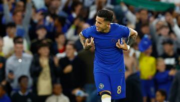 Enzo Fernández, jugador del Chelsea, celebra el gol anotado ante el Wimbledon.