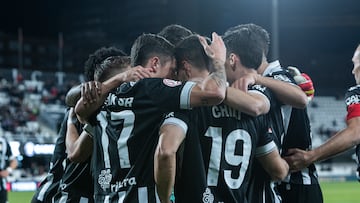 Los albinegros celebran el gol de Chiki.