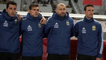 GRAF9947. T&Aacute;NGER (MARRUECOS), 26/03/2019.- El seleccionador argentino, Lionel Scaloni (d), y sus asistentes Walter Samuel (2-d) y Roberto Fabi&aacute;n Ayala (2-i) reaccionan antes de un encuentro amistoso entre las selecciones de Marruecos y Argentina en el estadio Ibn Battuta, este martes en T&aacute;nger, Marruecos. EFE/ Jalal Morchidi