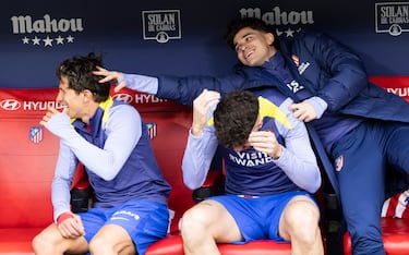 Bromas en el banquillo rojiblanco entre Giuliano Simeone y Julián Álvarez antes del comienzo del partido.