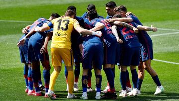 Los jugadores del Atl&eacute;tico antes de iniciar el partido contra el Elche.