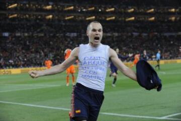 La secuencia del gol de Andrés Iniesta en el minuto 116 ante Países Bajos. Un gol que valió un mundial.
Dedicó su gol a su amigo Dani Jarque que murió el verano de 2009 durante un stage de pretemporada del Espanyol en Italia.
