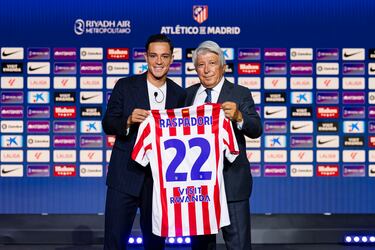 Giacomo Raspadori y Enrique Cerezo durante la presentación. 