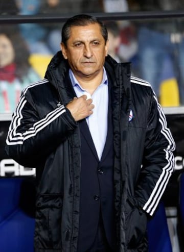 Paraguay's coach Ramon Diaz waits for the start of the soccer match against Peru for the third place of the Copa America at the Ester Roa Rebolledo Stadium in Concepcion, Chile, Friday, July 3, 2015. (AP Photo/Silvia Izquierdo)