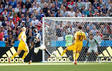 Francia 2-1 Australia | El centroxampista del Manchester United, Paul Pogba, remató dentro del área y el esférico rozó en un defensor de Australia para que finalmente el balón se colara dentro de la porteria de Ryan. El colegiado tuvo que tirar de tecnología para comprobar que le balón había traspasado la línea completamente. 