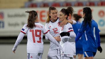 Esther celebra uno de sus goles a Azerbaiyán con Patri y Cardona.