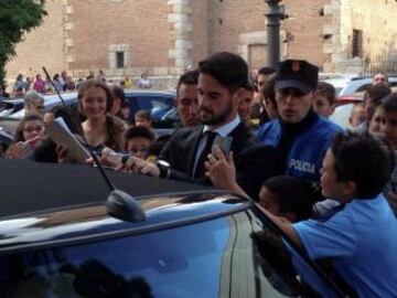 Isco firmando autógrafos.