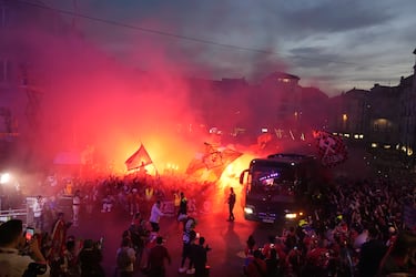 Aficionados y jugadores del Baskonia celebran en las calles de Vitoria la conquista de su histórica séptima Copa del Rey, en una jornada teñida de azulgrana.