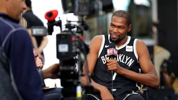 NEW YORK, NEW YORK - SEPTEMBER 27: Kevin Durant #7 of the Brooklyn Nets speaks to media during Brooklyn Nets Media Day at HSS Training Center on September 27, 2019 in the Brooklyn Borough of New York City. NOTE TO USER: User expressly acknowledges and agrees that, by downloading and or using this photograph, User is consenting to the terms and conditions of the Getty Images License Agreement.   Mike Lawrie/Getty Images/AFP
 == FOR NEWSPAPERS, INTERNET, TELCOS &amp; TELEVISION USE ONLY ==
 PUBLICADA 01/10/19 NA MA37 2COL