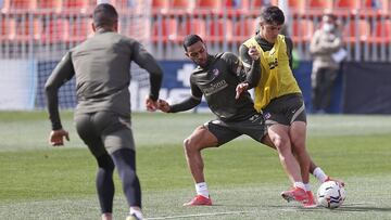 Abde, con peto amarillo, protege el bal&oacute;n ante Lodi en un entrenamiento con el primer equipo.