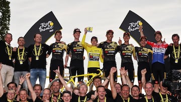 El ciclista dan¨¦s Jonas Vingegaard posa con sus comap?eros de equipo y el staff del Jumbo-Visma tras ganar la general del Tour de Francia 2023.