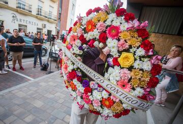 Un vecino entreg un ramo de flores en recuerdo de Jess Quintero durante la capilla ardiente del periodista en el da de ayer. 