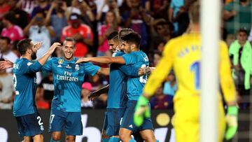 GRA435. BARCELONA, 13/08/2017.- El jugador del Real Madrid Marco Asensio (2d) celebra con sus compañeros su gol marcado ante el Barcelona, el tercero del conjunto blanco, durante el partido de ida de la Supercopa de España disputado en el Camp Nou de Barcelona. EFE/Toni Albir