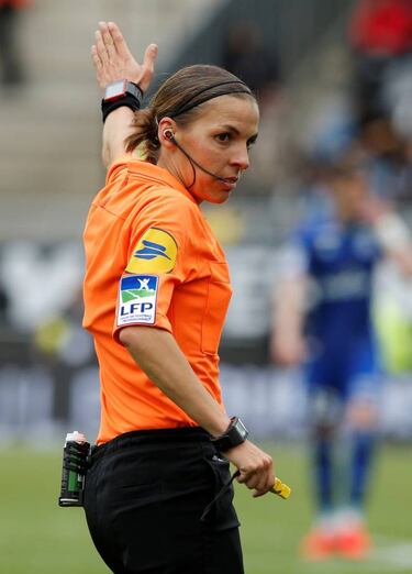 St¨¦phanie Frappart, primera mujer en arbitrar en la Ligue 1