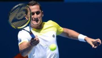 El espa&ntilde;ol Nicol&aacute;s Almagro juega ante su compatriota Daniel Gimeno-Traver hoy, mi&eacute;rcoles 16 de enero de 2013, durante un partido del abierto de tenis de Australia, en Melbourne (Australia).