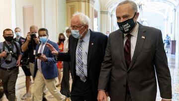 El senador Bernie Sanders, I-Vt., Izquierda, y el l&iacute;der de la mayor&iacute;a del Senado, Chuck Schumer de NY, derecha, hablan con miembros de los medios de comunicaci&oacute;n mientras salen de una reuni&oacute;n de resoluci&oacute;n presupuestaria en el Capitolio en Washington, el lunes 9 de agosto. 2021. 
 