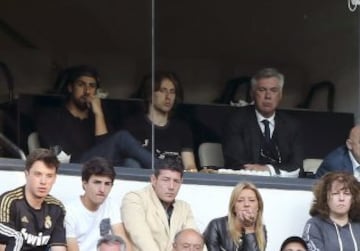 El entrenador italiano del Real Madrid, Marco Ancelotti (d), y los jugadores madridistas, el alemán Sami Khedira (i) y el croata Luca Modric, siguen desde uno de los palcos el encuentro correspondiente a la última jornada de primera división, que disputan esta tarde frente al Getafe en el estadio Santiago Bernabéu, Madrid.