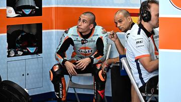 Raúl Fernández junto a su jefe técnico en el box de Sepang.