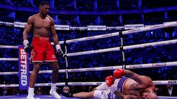 A defensive battle of attrition ends with a thunderous right hand as the former two-time unified heavyweight champ stops Robert Helenius in the seventh.