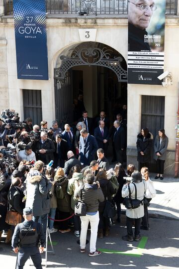 Pedro Snchez y Fernando Mndez-Leite atienden a los medios en la salida de la capilla ardiente del director Carlos Saura instalada en la Academia de Cine de Madrid. 
 