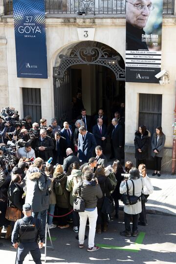 Pedro S?nchez y Fernando M?ndez-Leite atienden a los medios en la salida de la capilla ardiente del director Carlos Saura instalada en la Academia de Cine de Madrid.
