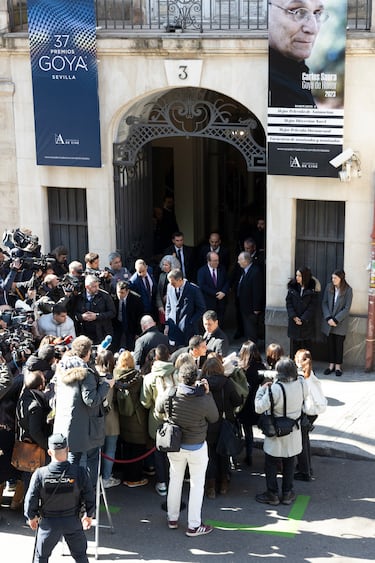 Pedro Snchez y Fernando Mndez-Leite atienden a los medios en la salida de la capilla ardiente del director Carlos Saura instalada en la Academia de Cine de Madrid. 
 