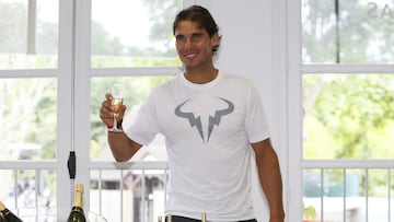 El tenista español Rafa Nadal celebra su vigésimo octavo cumpleaños