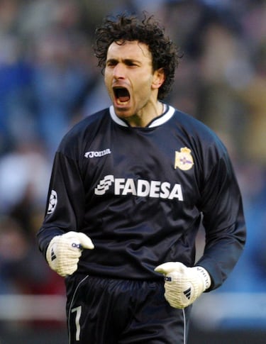 Vistió la camiseta del Depor entre 2000 y 2006. Jugó 233 encuentros. Sumó a su palmarés una Copa del Rey y dos Supercopas de España. 