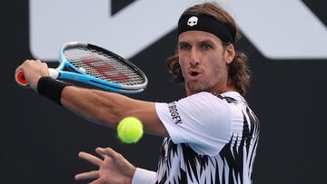 Feliciano López devuelve una bola ante Kevin Anderson durante su partido en el Great Ocean Road Open de Melbourne.