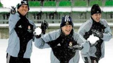 <b>GRAVESEN CONTRA TODOS. </b>El danés sacó su espíritu bromista y persiguió a todos bola de nieve en mano. Todos entraron al trapo y los jugadores se divirtieron de lo lindo.