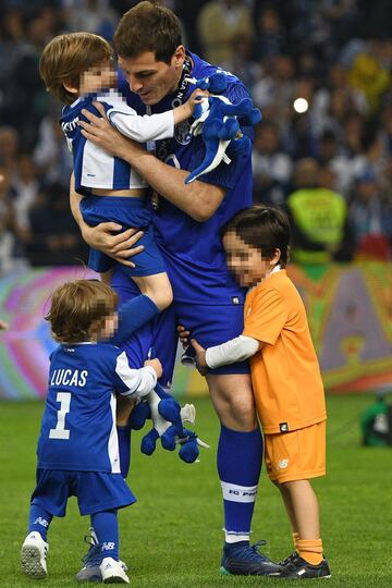 Iker Casillas junto a sus dos hijos, Lucas y Martín.