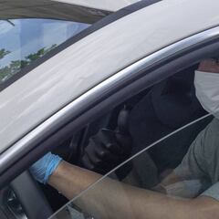 Joel Robles, con guantes para espantar pronto al coronavirus