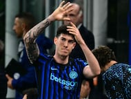 Inter Milan's Italian defender #95 Alessandro Bastoni greets supporters as he leaves the pitch during the Italian Serie A football match between Inter Milan and AS Roma at San Siro stadium in Milan, on April 5, 2026. (Photo by Stefano RELLANDINI / AFP)