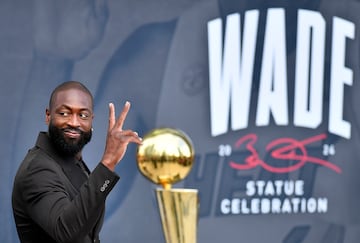 Oscar León y Omri Amrany, han sido los autores de la estatua de Wade que estará a las afueras del pabellón de los Miami Heat. En la imagen se puede ver al exjugador haciendo una famosa celebración después de anotar un lanzamiento ganador, señalando el parqué como queriendo decir "esta es mi casa". Wade jugó en Miami 15 temporadas ganando tres anillos (2006, 2012 y 2013), siendo MVP de la final en el primero, fue 13 veces All Star y estuvo en ocho ocasiones en los mejores quintetos de la NBA. El año pasado fue incluido en el Hall of Fame.