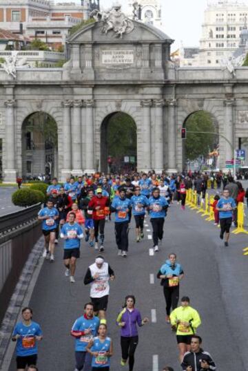 La Puerta de Alcalá fue uno de los escenarios por donde discurrió el Maratón de Madrid.