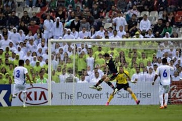 El delantero del Bayer Leverkusen intenta rematar un centro de Héctor Herrera, que terminó por convertirse en el segundo gol del partido.