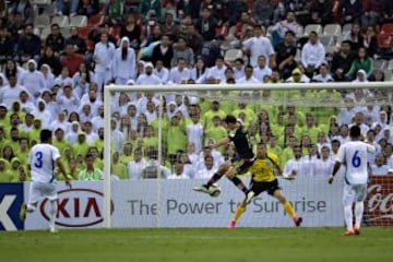 El delantero del Bayer Leverkusen intenta rematar un centro de Héctor Herrera, que terminó por convertirse en el segundo gol del partido. 