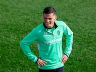 GRAFCVA1819. ELCHE (VALENCIA), 29/01/2026.- El jugador chileno del Elche, Lucas Cepeda, durante el entrenamiento realizado por el equipo este jueves en el campo Díez Iborra, para preparar la visita del Barcelona el próximo sábado. EFE/Pablo Miranzo