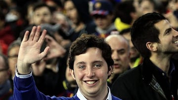 Francisco Nicolás Gómez Iglesias, "el pequeño Nicolás", en la grada durante el partido entre el Barcelona y el Real Madrid, de la vigésima octava jornada de liga en Primera División que se disputa esta noche en el Nou Camp.