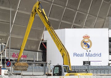 El conjunto blanco sigue dando forma a la remodelación del Santiago Bernabéu. El Estado de Alarma decretado por el Gobierno no ha paralizado las obras.