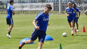 Javi Puado controla un bal&oacute;n durante el entrenamiento de hoy.